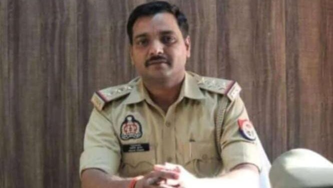 थाना प्रभारी अशोक कुमार गुर्जर बीती रात एक बजे के बाद अपने आवास में फांसी लगाकर आत्महत्या कर ली