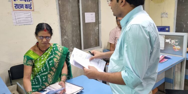 सीएमओ नवनीत पाण्डे द्वारा नगर पालिका कार्यालय का निरीक्षण कर दिए निर्देश