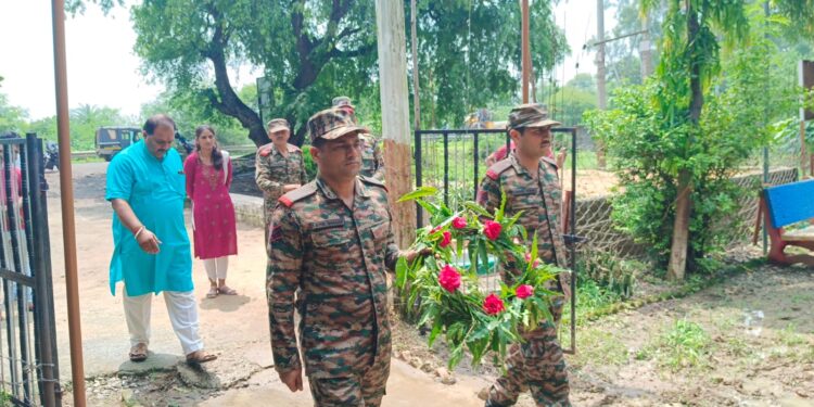 नर्मदापुरम के वीर सपूत शहीद नायक विजय शंकर दुबे को कारगिल दिवस पर 5 एमपी गर्ल्स बटालियन के द्वारा दी गयी विनम्र श्रद्धांजलि