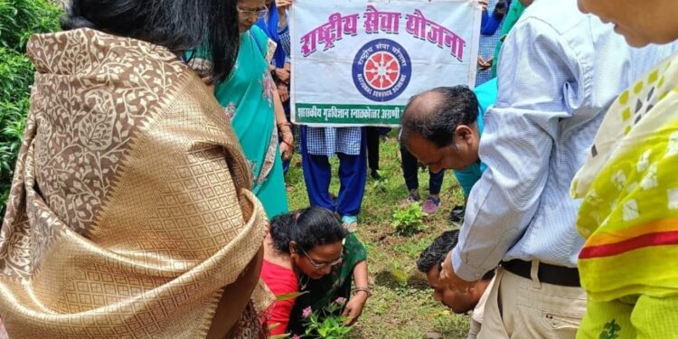 कारगिल विजय दिवस के अवसर पर देश के प्रति शहीदों के सम्मान में रक्षा कर्मियों तथा स्वतंत्रता सेनानियों का सम्मान सहित पौधारोपण किया गया