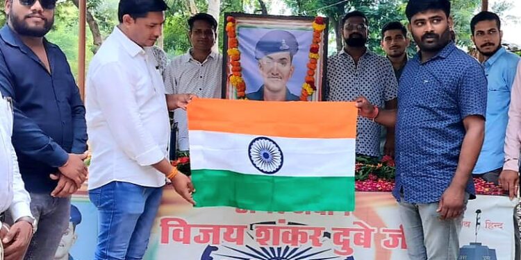 कारगिल विजय दिवस पर नर्मदापुर युवा मंडल ने शहीद विजयशंकर दुबे की समाधि स्थल पर पहुंचकर दी श्रद्धांजलि और किया कारगिल माटी का पूजन