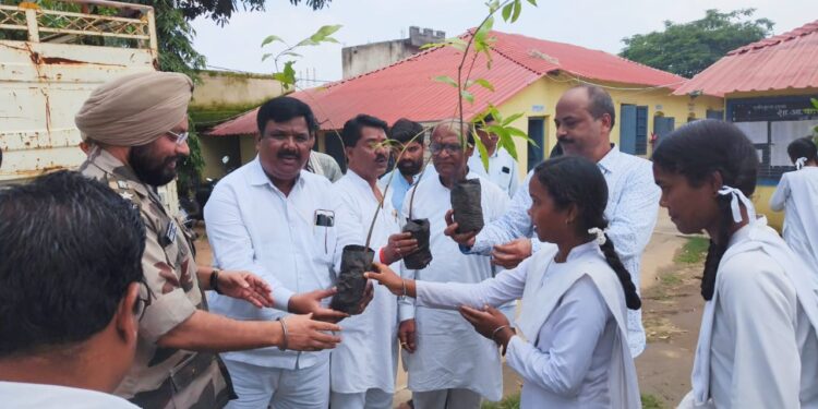 परासिया जय हिंद भारत माता की जय घोष से गूंज उठा परासिया 26 जुलाई कारगिल विजय दिवस के उपलक्ष में 2500 फलदार पौधे वितरण किया जागते रहो ग्रुप ने