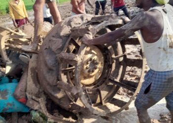 खेत में ट्रैक्टर पलटने से हुई युवक की मौत  ट्रैक्टर में फंसे युवक को कड़ी मशक्कत के बाद निकाला बाहर, ढीमरखेड़ा थाना क्षेत्र के देवरी बिछिया गांव की घटना
