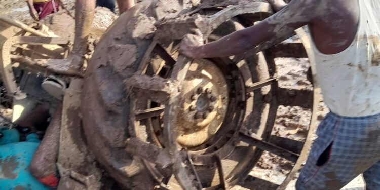 खेत में ट्रैक्टर पलटने से हुई युवक की मौत ट्रैक्टर में फंसे युवक को कड़ी मशक्कत के बाद निकाला बाहर, ढीमरखेड़ा थाना क्षेत्र के देवरी बिछिया गांव की घटना