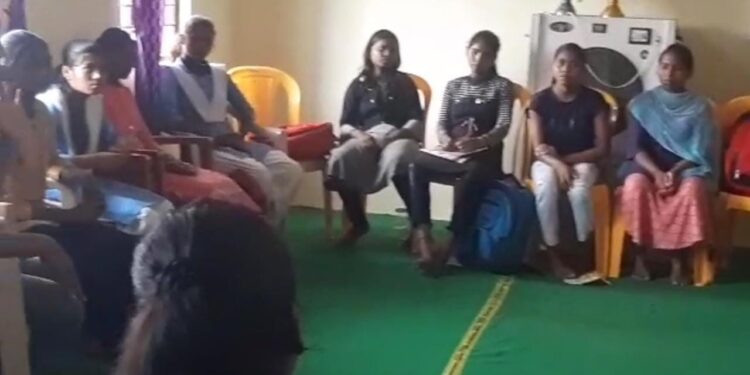 हरदा-: पहर फाउंडेशन ने गरीब बच्चों को दी एजुकेशन किट