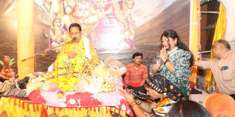 चांडक चौक स्थित जगन्नाथ मंदिर में चल रही श्रीमद् भागवत कथा का श्रवण करने पहुंची महापौर श्रीमती प्रीति संजीव सूरी*