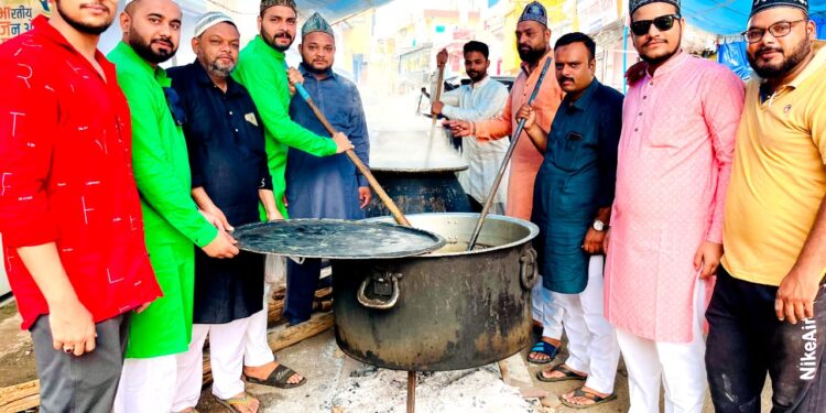 यादें हुसैन में हुआ भव्य लंगर, आज़ाद कमेटी ने बड़ी सवारी के पास भव्य शाही हुसैनी लंगर का किया आयोजन