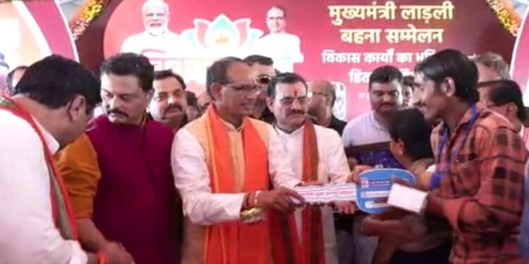 मुख्यमंत्री श्री चौहान ने 8 बेरोजगार युवकों को अन्नदूत योजना के तहत प्रदान किया वाहन