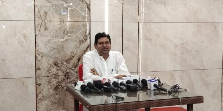 कोरोनाकाल में बर्बादी बनी जनता से दूरी की बजह– कमलेश वर्मा  अब पुनः जनता की सेवा के लिए तैयार दिखे कांग्रेस नेता  प्रेसवार्ता में बताई अपनी आपबीती व आगामी रणनीति