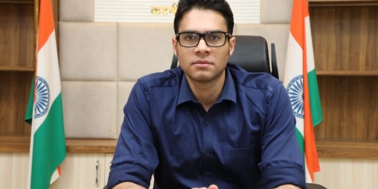 *हरदी, तिघरा, नवालिया और पिपरिया में पेयजल संकट की कलेक्टर ने कराई जांच*  *समस्याओं के शीघ्र निराकरण कराए जाने पीएचई विभाग को किया निर्देशित*