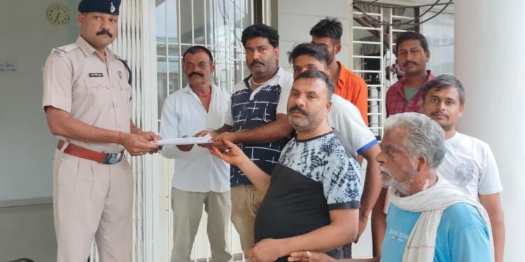 एसबीआई बैंक के स्थान परिवर्तन के विरोध में जबेरा थाने सौंपा आवेदन बाजार बंद शांतिपूर्ण धरना प्रदर्शन की सूचना एवं अनुमति की मांग