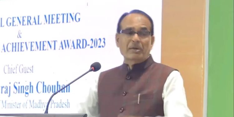 मध्यप्रदेश तेजी से उद्योगों के क्षेत्र में आगे बढ़ा रहा है। मध्यप्रदेश की इंडस्ट्रियल ग्रोथ रेट 24% है। रोजगार के अवसर सृजित हों और निवेश बढ़े, इसके लिए हम प्रत्येक क्षेत्र में प्रयास कर रहे हैं: CM
