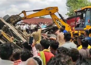 महाराष्ट्र के धुले पलासनेर हाईवे पर बड़ा हादसा, दस लोगो की जान गई, बीस से ज़्यादा घायल, अनियंत्रित ट्रक ने एक कार और रोड पर लोगो को कुचला VIDEO