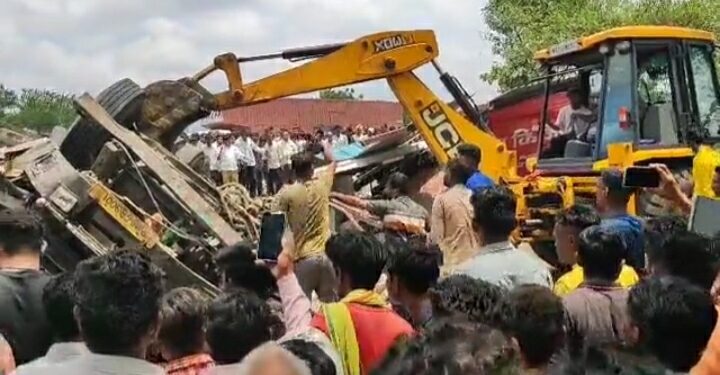 महाराष्ट्र के धुले पलासनेर हाईवे पर बड़ा हादसा, दस लोगो की जान गई, बीस से ज़्यादा घायल, अनियंत्रित ट्रक ने एक कार और रोड पर लोगो को कुचला VIDEO