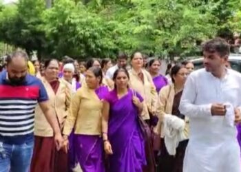 शिवराज सरकार के दौहरे रवैए के विरूद्ध सिवनी की सैकड़ों आशा कार्यकर्ताओं,आशा परवेक्षकों ने आनंद पंजवानी के साथ छिंदवाड़ा पहुंच पूर्व मुख्यमंत्री कमलनाथ जी से मुलाकात कर मांग पत्र सौंपा ।