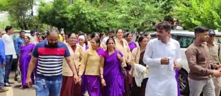 शिवराज सरकार के दौहरे रवैए के विरूद्ध सिवनी की सैकड़ों आशा कार्यकर्ताओं,आशा परवेक्षकों ने आनंद पंजवानी के साथ छिंदवाड़ा पहुंच पूर्व मुख्यमंत्री कमलनाथ जी से मुलाकात कर मांग पत्र सौंपा ।