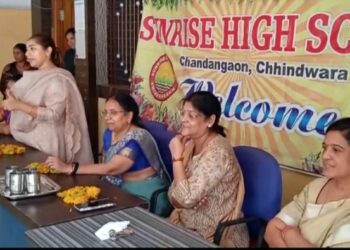स्वास्थ्य के प्रति लगा जागरूकता शिविर*  *सनराइज हाई स्कूल पहुंचे डॉक्टर्स*  *स्वास्थ्य के प्रति जागरूक रहने का डॉक्टर्स ने दिया फार्मूला*