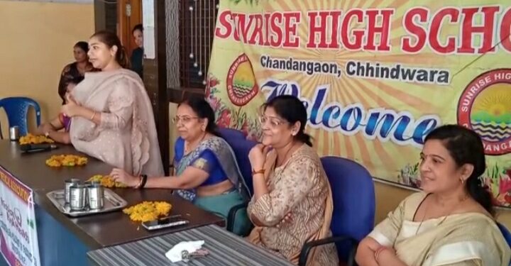 स्वास्थ्य के प्रति लगा जागरूकता शिविर*  *सनराइज हाई स्कूल पहुंचे डॉक्टर्स*  *स्वास्थ्य के प्रति जागरूक रहने का डॉक्टर्स ने दिया फार्मूला*