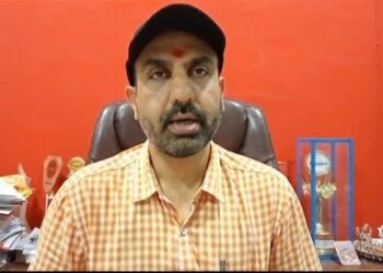 जिले के वायरल वीडियो मामले में कतिपय कुछ न्यूज़ चैनलों मीडिया ग्रुप्स में यह भ्रामक खबर चलाई जा रही है कि वीडियो में दिख रहा पीड़ित व्यक्ति श्री दशमत रावत नहीं है जबकि पुलिस विवेचना में पुष्टि की जा चुकी है कि वीडियो में दिख रहा व्यक्ति श्री दशमत रावत ही