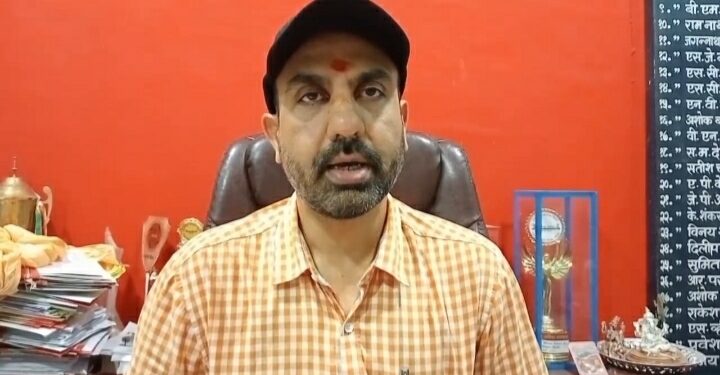 जिले के वायरल वीडियो मामले में कतिपय कुछ न्यूज़ चैनलों मीडिया ग्रुप्स में यह भ्रामक खबर चलाई जा रही है कि वीडियो में दिख रहा पीड़ित व्यक्ति श्री दशमत रावत नहीं है जबकि पुलिस विवेचना में पुष्टि की जा चुकी है कि वीडियो में दिख रहा व्यक्ति श्री दशमत रावत ही