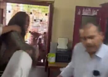 शिक्षिका का ये रौद्र रूप देखने के बाद ये वो देवी है जो पुरुषों को चप्पलों से आईना दिखाएंगी वायरल VIDEO