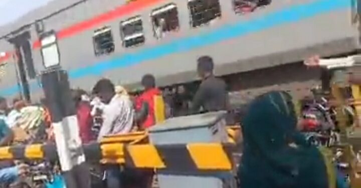 एक तरफ से बंद हो गई रेल क्रॉसिंग दूसरी तरफ खुला रह गया गेट, इतने में आ गई फुल स्पीड से ट्रेन, फंसे लोगों में मची भगदड़,