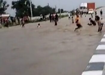 नेशनल हाइवे पर भरा 4 फीट बारिश का पानीहाइवे को स्वीमिंग पूल बना ग्रामीणों ने किया स्नान