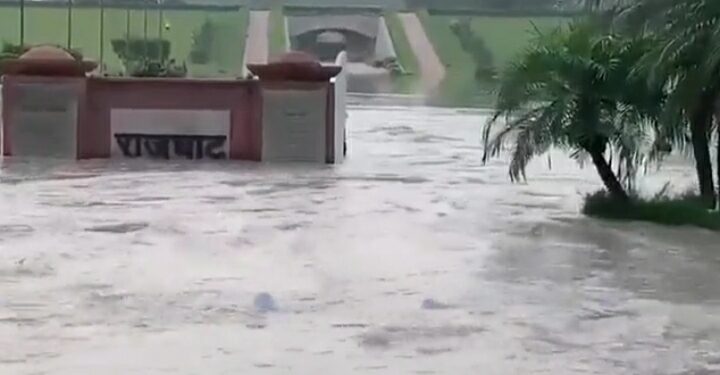 दिल्ली महात्मा गांधी की समाधि राजघाट के मेन गेट तक पहुंचा यमुना बाढ़ का पानी देखिए VIDEO