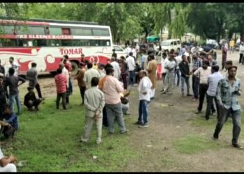 गोटेंगाव थाना परिसर में बाहनों की हुई नीलामी लगाई गई बोलियां*