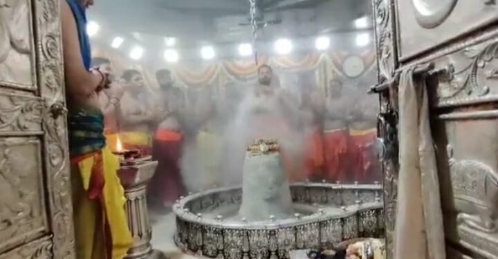 सावन के दूसरे सोमवार की भस्म आरती देखिऐं VIDEO