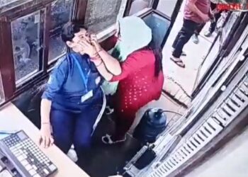वायरल वीडियों टोल मांगने पर टोल बूथ में घुसकर महिला ने की गली गलौज, महिला टोल कर्मचारी से की मारपीट