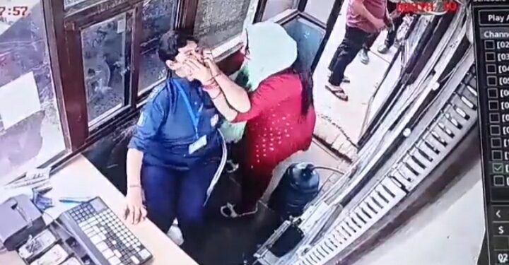 वायरल वीडियों टोल मांगने पर टोल बूथ में घुसकर महिला ने की गली गलौज, महिला टोल कर्मचारी से की मारपीट
