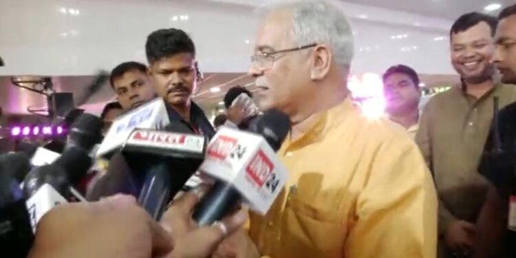 छत्तीसगढ़ की जनता और छत्तीसगढ़ की संस्कृति के बीच कोई नहीं आ सकता. छत्तीसगढ़ महतारी की सेवा और छत्तीसगढ़ी संस्कृति के संवर्धन के लिए हम प्रतिबद्ध हैं.