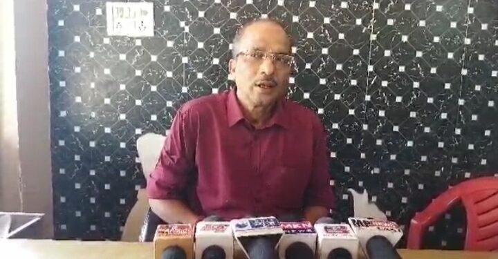 कटनी के मधुर वेयर हाऊस में 1करोड़ 23 लाख के अनाज घोटाले के मामले में अब नया मोड़ आ गया है। वेयर हाउस संचालक ने मीडिया के समक्ष अपना पक्ष रखते हुए कहा VIDEO