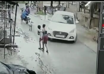 बच्चो पर चढ़ा दी कार-पिता से थी दुश्मनी