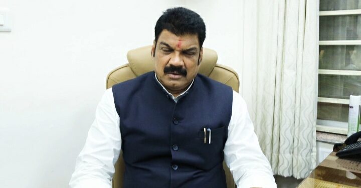 राजस्व विभाग की उपलब्धि पर कैबिनेट में मुख्यमंत्री ने की राजस्व मंत्री की तारीफ* *- लैंड रिकॉर्ड मॉर्डनाइजेशन प्रोग्राम में बेस्ट परफॉर्मेंस के लिए सम्मानित हुए प्रदेश के 15 जिलों के कलेक्टर*