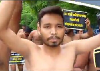 छत्तीसगढ़ में SC-ST वर्ग के युवाओं ने पूरी तरह से निर्वस्त्र होकर विधानसभा घेराव करने की कोशिश की VIDEO