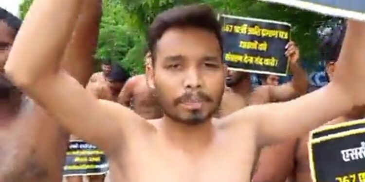 छत्तीसगढ़ में SC-ST वर्ग के युवाओं ने पूरी तरह से निर्वस्त्र होकर विधानसभा घेराव करने की कोशिश की VIDEO