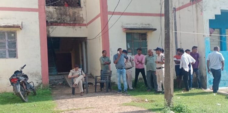 *पुलिस क्वार्टर में फांसी पर लटका मिला हवलदारः जांच में जुटी पुलिस, आत्महत्या की आशंका*