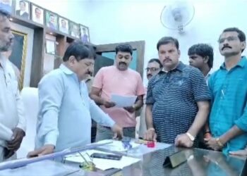 गंजबासौदा नगर पालिका परिषद में (अस्थाई) दैनिक वेतन भोगी के रूप से काम कर रहे सैकड़ों कर्मचारियों ने भी एक ज्ञापन