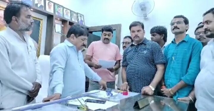 गंजबासौदा नगर पालिका परिषद में (अस्थाई) दैनिक वेतन भोगी के रूप से काम कर रहे सैकड़ों कर्मचारियों ने भी एक ज्ञापन