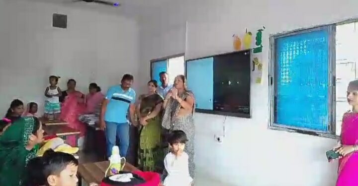 जिला पंचायत सदस्य ने किया डिजिटल बोर्ड का शुभारंभ