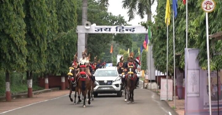 मैं अच्‍छी तरह जानता हूं कि पुलिस विभाग में जो बेटियां काम कर रही हैं, वह पूरी कर्तव्यनिष्ठा के सा‍थ अपने उत्तरदायित्व को निभाकर अपने आप को सिद्ध कर रही हैं।”