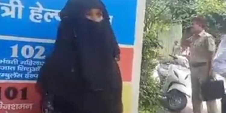 घर में घुसकर महिला से 3 लोगों पर रेप का आरोप  घर में अकेली महिला से परिचितों पर रेप का आरोप