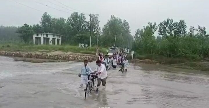 जान जोखिम में डालकर स्कूल जाने को मजबूर हैं बच्चे  नदी पार करके बच्चों के स्कूल जाते वीडियो वायरल