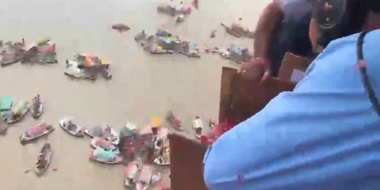 आज तीर्थराज प्रयागराज में कांवड़ियों के ऊपर हुई पुष्पवर्षा उसकी एक झलक