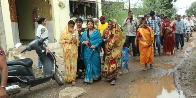 महापौर श्रीमती प्रीति संजीव सूरी ने किया बालाजी नगर में पुरवार स्कूल के आसपास क्षेत्र का भ्रमण