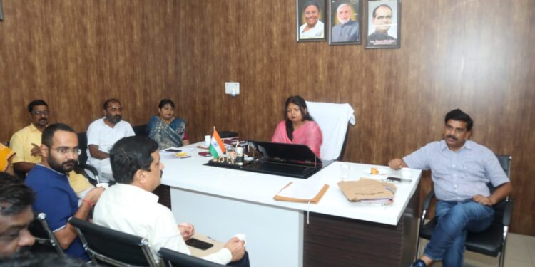 महापौर श्रीमती प्रीति संजीव सूरी की अध्यक्षता में नगर निगम के विद्युत व कॉलोनी सेल एवं भवन अनुज्ञा की समीक्षा बैठक संपन्न