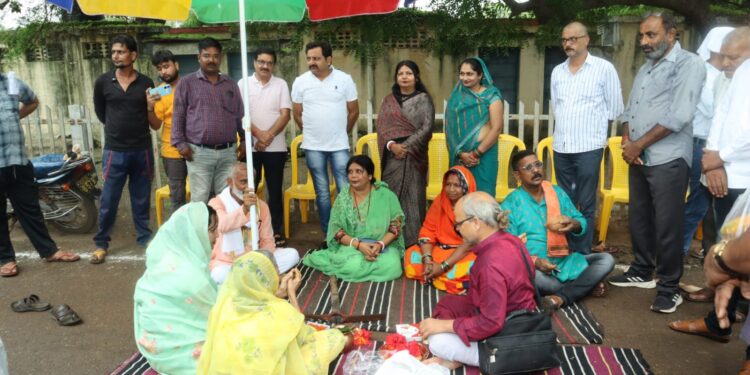 महापौर श्रीमती प्रीति संजीव सूरी ने कायाकल्प अभियान के तहत एनकेजे क्षेत्र में बनने वाली 78 लाख की लागत से सड़क निर्माण का निगम अध्यक्ष मनीष पाठक एवं स्थानीय पार्षद की मौजूदगी में वार्ड की वरिष्ठ महिला से कराया भूमि पूजन