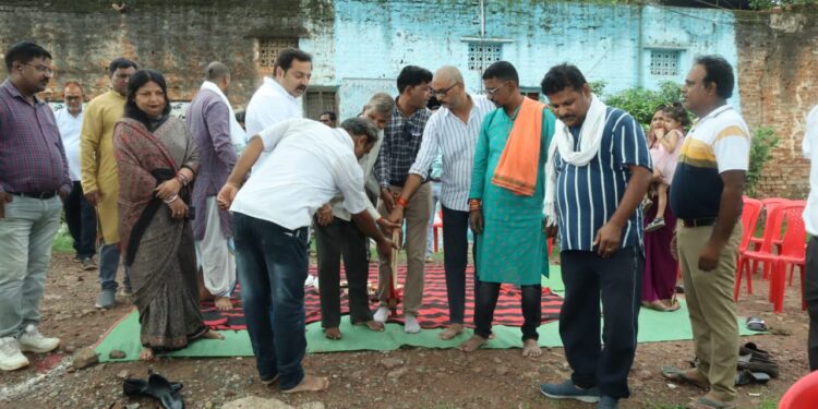 महापौर श्रीमती प्रीति संजीव सूरी ने वार्ड नं पांच स्थित मेन रोड से मुक्तिधाम तक 17 लाख 48 हजार रुपए की लागत से बनने वाली सीसी नाली निर्माण का निगम अध्यक्ष मनीष पाठक एवं स्थानीय पार्षद उमेंद्र अहिरवार की उपस्थिति में सम्मानित नागरिक से कराया भूमिपूजन